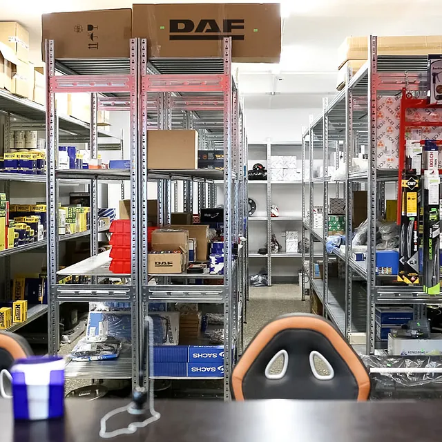 Sunkvežimių detalių parduotuvė