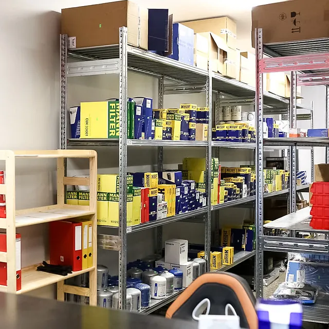 Sunkvežimių detalių parduotuvė